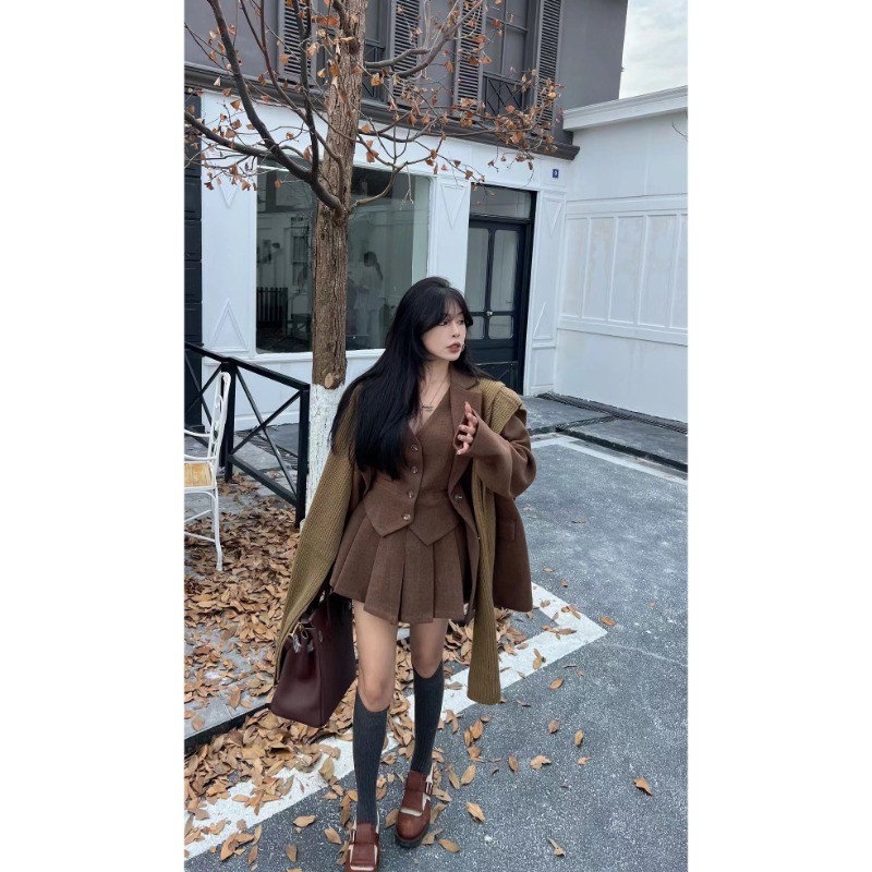 طقم نسائي فاخر من ثلاث قطع من  - مراجعة Winter Clothing Equipment وسعره