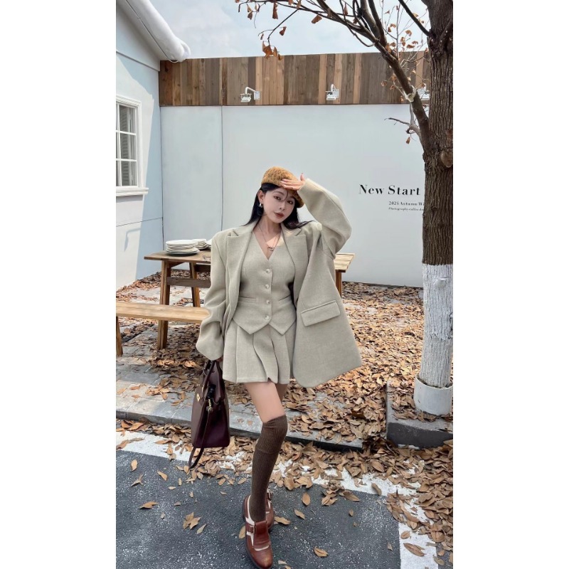 طقم نسائي فاخر من ثلاث قطع من  - مراجعة Winter Clothing Equipment وسعره